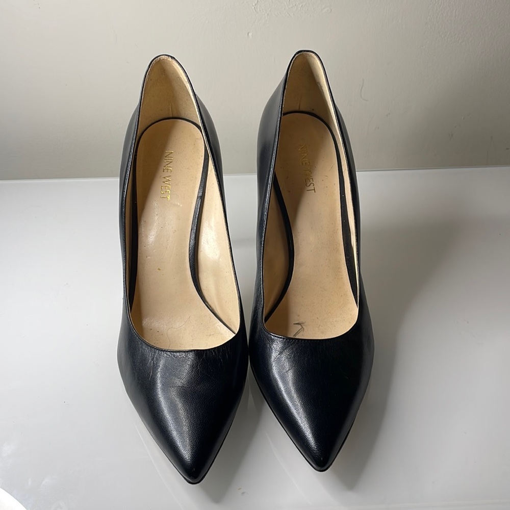 Classic Nine West black pumps